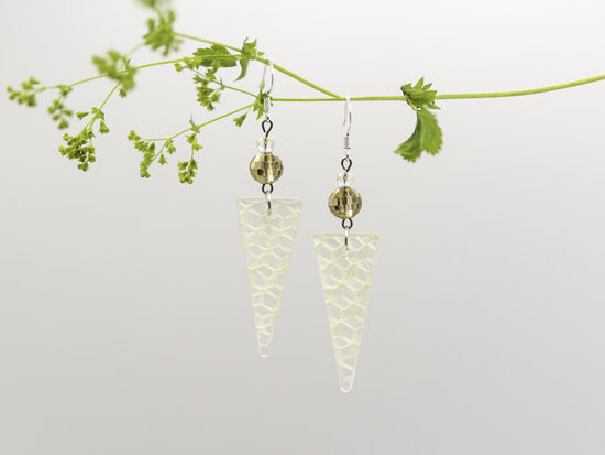 Trīsstura formas epoksīda auskari ar stikla pērlīti.